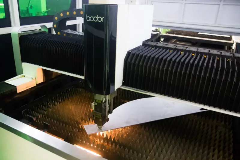 Řezání oceli a hliníku laserem